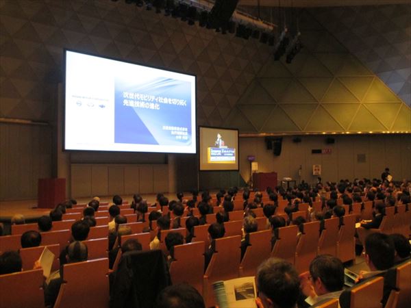 【写真：ライブビデオ講演会場で実施された基調講演】